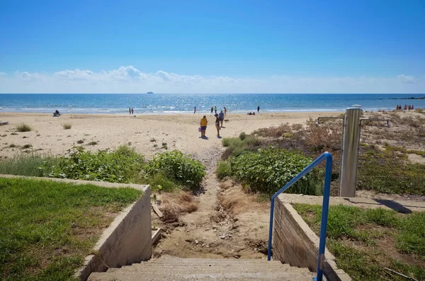 イタリア シチリア島 地中海 南砂の海岸線 プラヤグランデ ラグーザ州 ビーチの人々 — ストック写真