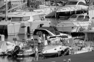 İtalya, Sicilya, Akdeniz, Marina di Ragusa (Ragusa Eyaleti); 9 Ekim 2022, limandaki insanlar ve lüks yatlar - EDITORIAL