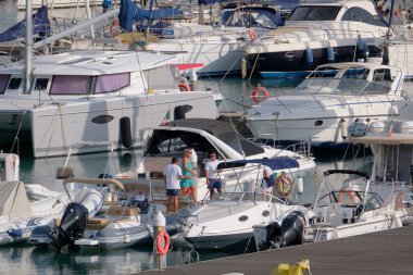 İtalya, Sicilya, Akdeniz, Marina di Ragusa (Ragusa Eyaleti); 9 Ekim 2022, limandaki insanlar ve lüks yatlar - EDITORIAL