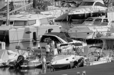 İtalya, Sicilya, Akdeniz, Marina di Ragusa (Ragusa Eyaleti); 9 Ekim 2022, limandaki insanlar ve lüks yatlar - EDITORIAL