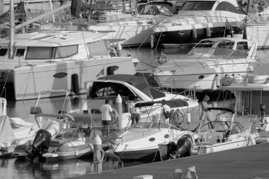 İtalya, Sicilya, Akdeniz, Marina di Ragusa (Ragusa Eyaleti); 9 Ekim 2022, limandaki insanlar ve lüks yatlar - EDITORIAL