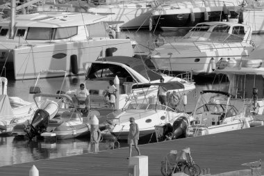 İtalya, Sicilya, Akdeniz, Marina di Ragusa (Ragusa Eyaleti); 9 Ekim 2022, limandaki insanlar ve lüks yatlar - EDITORIAL