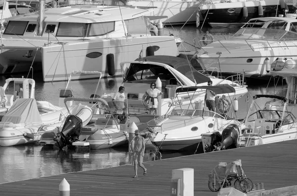 意大利 西西里 地中海 拉古萨港 拉古萨省 2022年10月9日 港口内的人员和豪华游艇 Editorial — 图库照片
