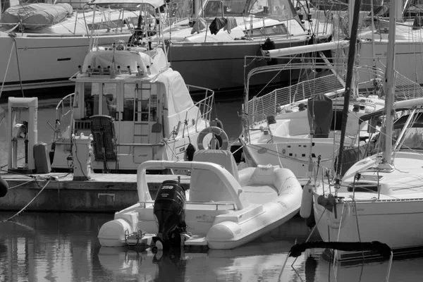 意大利 西西里 地中海 拉古萨港 拉古萨省 2022年10月11日 港口内的汽艇和豪华游艇 Editorial — 图库照片