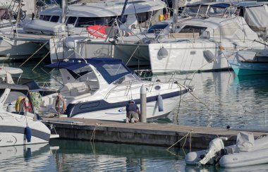 İtalya, Sicilya, Akdeniz, Marina di Ragusa (Ragusa Eyaleti); 11 Ekim 2022, limanda halk ve lüks yatlar - EDITORIAL