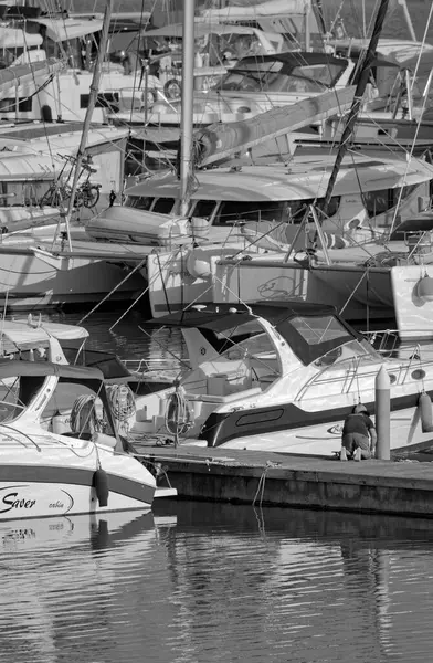 イタリア シチリア島 地中海 マリーナ ラグーザ ラグーザ州 10月2022 ポート内の人々と高級ヨット Editorial — ストック写真