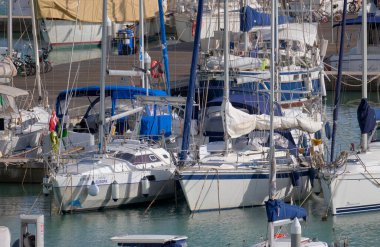 İtalya, Sicilya, Akdeniz, Marina di Ragusa (Ragusa ili); 12 Ekim 2022, limanda lüks yatlar - EDITORIAL