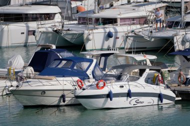 İtalya, Sicilya, Akdeniz, Marina di Ragusa (Ragusa ili); 12 Ekim 2022, limanda lüks yatlar - EDITORIAL