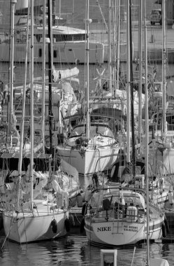 İtalya, Sicilya, Akdeniz, Marina di Ragusa (Ragusa ili); 12 Ekim 2022, limanda lüks yatlar - EDITORIAL