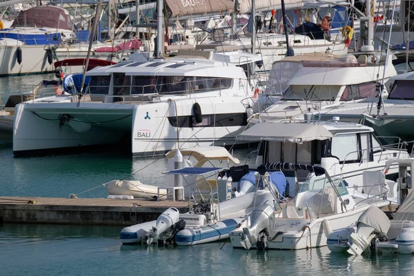 イタリア シチリア島 地中海 マリーナ ラグーザ ラグーザ州 10月2022 ポート内のモーターボートや豪華ヨット 編集部 — ストック写真