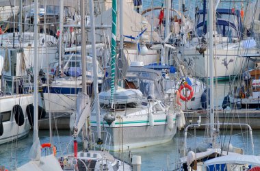 İtalya, Sicilya, Akdeniz, Marina di Ragusa (Ragusa ili); 12 Ekim 2022, limanda yelkenli tekneleri - EDITORIAL