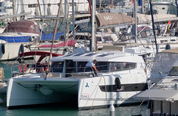 Italien Sicilien Medelhavet Marina Ragusa Ragusaprovinsen Oktober 2022 Man Segelbåt — Stockfoto