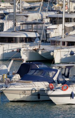 İtalya, Sicilya, Akdeniz, Marina di Ragusa (Ragusa ili); 14 Ekim 2022, limanda lüks yatlar - EDITORIAL
