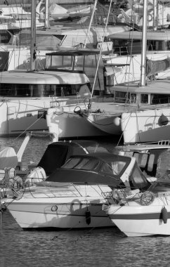 İtalya, Sicilya, Akdeniz, Marina di Ragusa (Ragusa ili); 14 Ekim 2022, limanda lüks yatlar - EDITORIAL