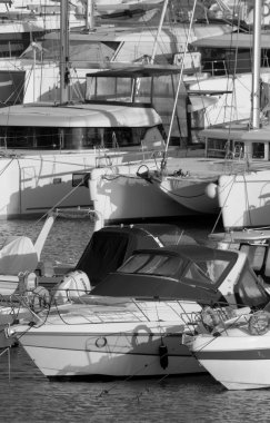 İtalya, Sicilya, Akdeniz, Marina di Ragusa (Ragusa ili); 14 Ekim 2022, limanda lüks yatlar - EDITORIAL