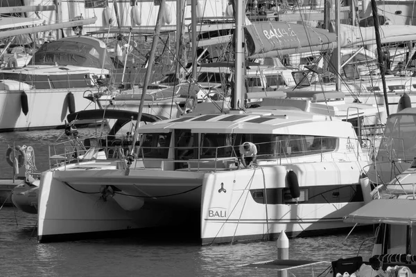 Italien Sicilien Medelhavet Marina Ragusa Ragusaprovinsen Oktober 2022 Man Segelbåt — Stockfoto