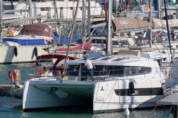 Italien Sicilien Medelhavet Marina Ragusa Ragusaprovinsen Oktober 2022 Man Segelbåt — Stockfoto