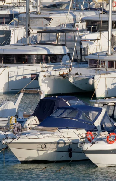 İtalya, Sicilya, Akdeniz, Marina di Ragusa (Ragusa ili); 14 Ekim 2022, limanda lüks yatlar - EDITORIAL