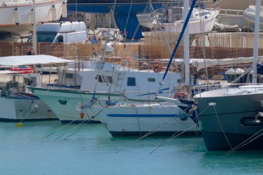 İtalya, Sicilya, Marina di Ragusa (Ragusa Eyaleti), limanda yerel balıkçı tekneleri ve lüks yatlar 
