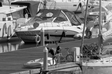 İtalya, Sicilya, Akdeniz, Marina di Ragusa (Ragusa Eyaleti); 15 Ekim 2022, limanda halk ve lüks yatlar - EDITORIAL