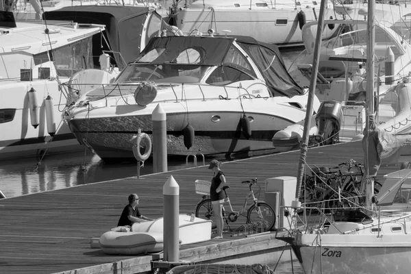意大利 西西里 地中海 拉古萨港 拉古萨省 2022年10月15日 港口内的人员和豪华游艇 Editorial — 图库照片