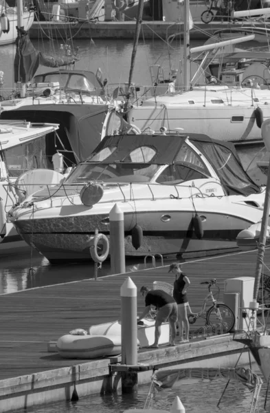 意大利 西西里 地中海 拉古萨港 拉古萨省 2022年10月15日 港口内的人员和豪华游艇 Editorial — 图库照片