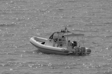 İtalya, Sicilya, Akdeniz, Marina di Ragusa (Ragusa Eyaleti); 16 Ekim 2022, denizde kauçuk bir teknede insanlar - EDITORIAL