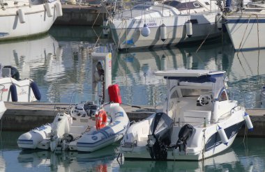 İtalya, Sicilya, Akdeniz, Marina di Ragusa (Ragusa ili); 16 Ekim 2022, limanda motorlu tekneler ve lüks yatlar - EDITORIAL