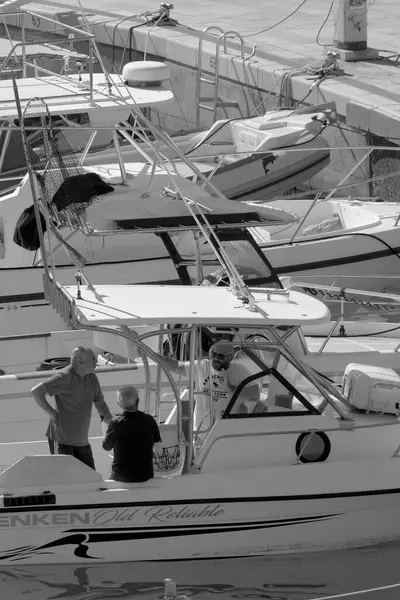 意大利 西西里 地中海 拉古萨海 拉古萨省 2022年10月16日 港口汽艇上的男子 Editorial — 图库照片