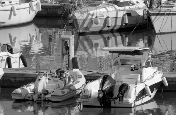 意大利 西西里 地中海 拉古萨港 拉古萨省 2022年10月16日 港口内的汽艇和豪华游艇 Editorial — 图库照片