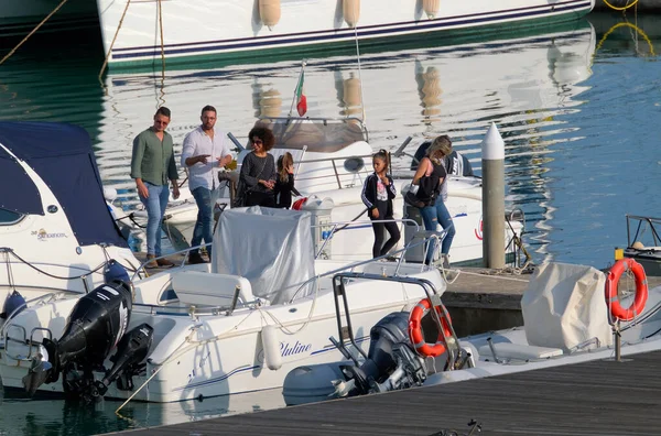 Italien Sicilien Medelhavet Marina Ragusa Ragusaprovinsen Oktober 2022 Människor Motorbåtar — Stockfoto