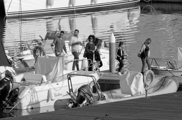 イタリア シチリア島 地中海 マリーナ ラグーザ ラグーザ州 10月2022 ポート内の人々 モーターボートや高級ヨット Editorial — ストック写真
