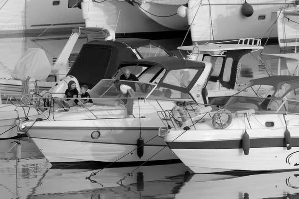 意大利 西西里 地中海 拉古萨港 拉古萨省 2022年10月16日 港口一艘豪华游艇上的乘客 Editorial — 图库照片