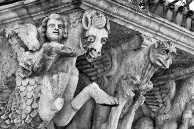 İtalya, Sicilya, Scicli (Ragusa ili), Unesco Baroque Fava Sarayı cephesi, bir balkon altında süslü heykeller (M.S. 18..)