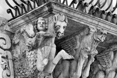 İtalya, Sicilya, Scicli (Ragusa ili), Unesco Baroque Fava Sarayı cephesi, bir balkon altında süslü heykeller (M.S. 18..)