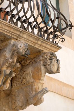 İtalya, Sicilya, Scicli (Ragusa ili), Unesco Baroque Fava Sarayı cephesi, bir balkon altında süslü heykeller (M.S. 18..)
