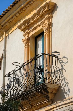 İtalya, Sicilya, Scicli (Ragusa ili), Mormino Penna Caddesi 'ndeki barok binaların cepheleri.