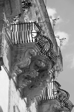 İtalya, Sicilya, Scicli (Ragusa ili), Barok Beneventano Sarayı cephesi bir balkon altında süs heykelleri ile (M.S. 18..)