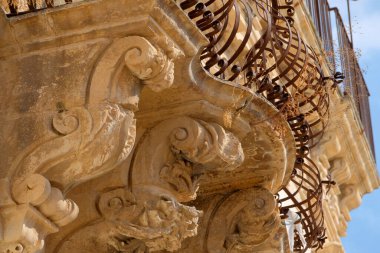 İtalya, Sicilya, Scicli (Ragusa ili), Barok Beneventano Sarayı cephesi bir balkon altında süs heykelleri ile (M.S. 18..)
