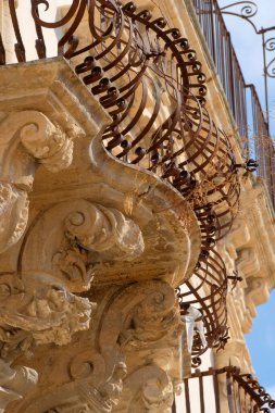 İtalya, Sicilya, Scicli (Ragusa ili), Barok Beneventano Sarayı cephesi bir balkon altında süs heykelleri ile (M.S. 18..)