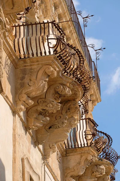 İtalya, Sicilya, Scicli (Ragusa ili), Barok Beneventano Sarayı cephesi bir balkon altında süs heykelleri ile (M.S. 18..)