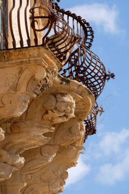 İtalya, Sicilya, Scicli (Ragusa ili), Barok Beneventano Sarayı cephesi bir balkon altında süs heykelleri ile (M.S. 18..)