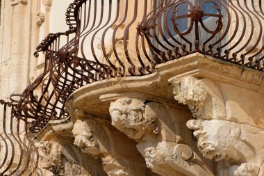 İtalya, Sicilya, Scicli (Ragusa ili), Barok Beneventano Sarayı cephesi bir balkon altında süs heykelleri ile (M.S. 18..)