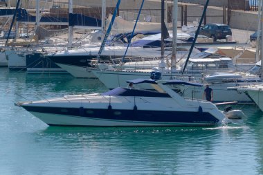 İtalya, Sicilya, Akdeniz, Marina di Ragusa (Ragusa Eyaleti); 20 Ekim 2022, erkekler limanda lüks bir yatta - EDITORIAL