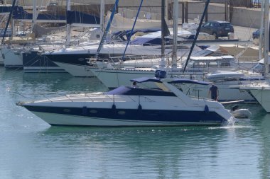 İtalya, Sicilya, Akdeniz, Marina di Ragusa (Ragusa Eyaleti); 20 Ekim 2022, erkekler limanda lüks bir yatta - EDITORIAL