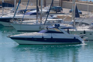 İtalya, Sicilya, Akdeniz, Marina di Ragusa (Ragusa Eyaleti); 20 Ekim 2022, erkekler limanda lüks bir yatta - EDITORIAL