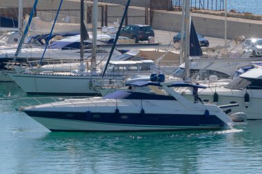 İtalya, Sicilya, Akdeniz, Marina di Ragusa (Ragusa Eyaleti); 20 Ekim 2022, erkekler limanda lüks bir yatta - EDITORIAL