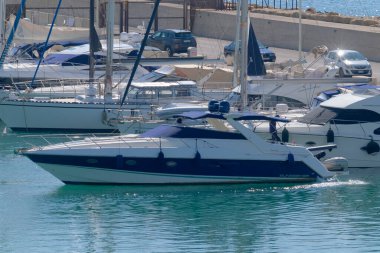 İtalya, Sicilya, Akdeniz, Marina di Ragusa (Ragusa Eyaleti); 20 Ekim 2022, erkekler limanda lüks bir yatta - EDITORIAL