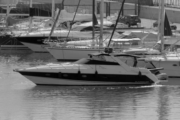 意大利 西西里 地中海 拉古萨海 拉古萨省 2022年10月20日 港口一艘豪华游艇上的男子 Editorial — 图库照片