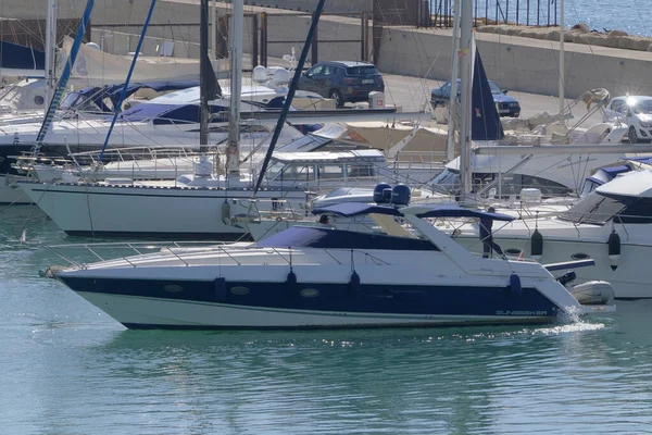 İtalya, Sicilya, Akdeniz, Marina di Ragusa (Ragusa Eyaleti); 20 Ekim 2022, erkekler limanda lüks bir yatta - EDITORIAL